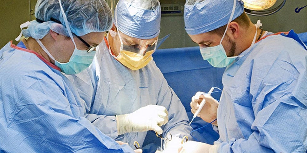 Χειρουργός υπέγραψε με τα αρχικά του στο…συκώτι δυο ασθενών